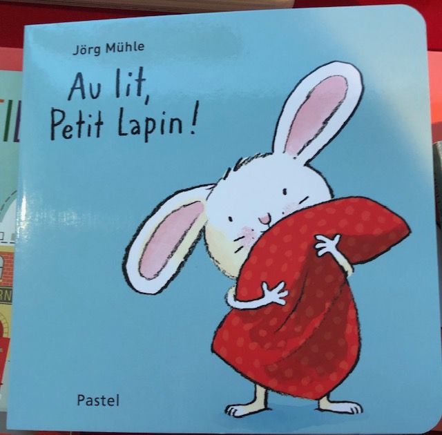 Livre au lit petit lapin